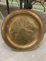 A LARGE ARTS & CRAFTS EARLY 20TH CENTURY BRASS CHARGER WITH STYLISED FLORAL DESIGN, DIAMETER 50 CM