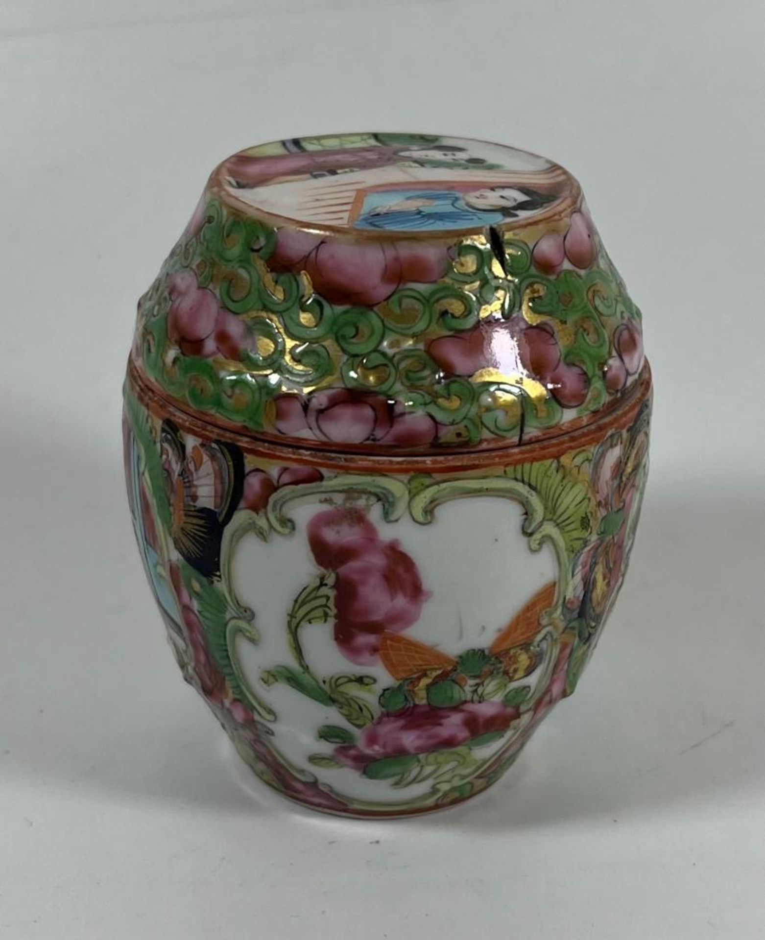 A 19TH CENTURY CHINESE CANTON FAMILLE ROSE MINIATURE LIDDED POT, LID A/F, HEIGHT 7.5 CM - Image 3 of 5