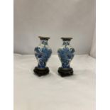 A PAIR OF METAL ORIENTAL STYLE CLOISONNE VASES ON WOODEN BASES, HEIGHT 13CM
