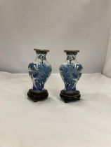 A PAIR OF METAL ORIENTAL STYLE CLOISONNE VASES ON WOODEN BASES, HEIGHT 13CM