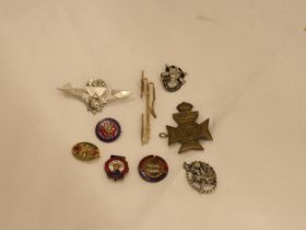 ACOLLECTION OF VINTAGE BADGES TO INCLUDE MILITARIA - 9 IN TOTAL