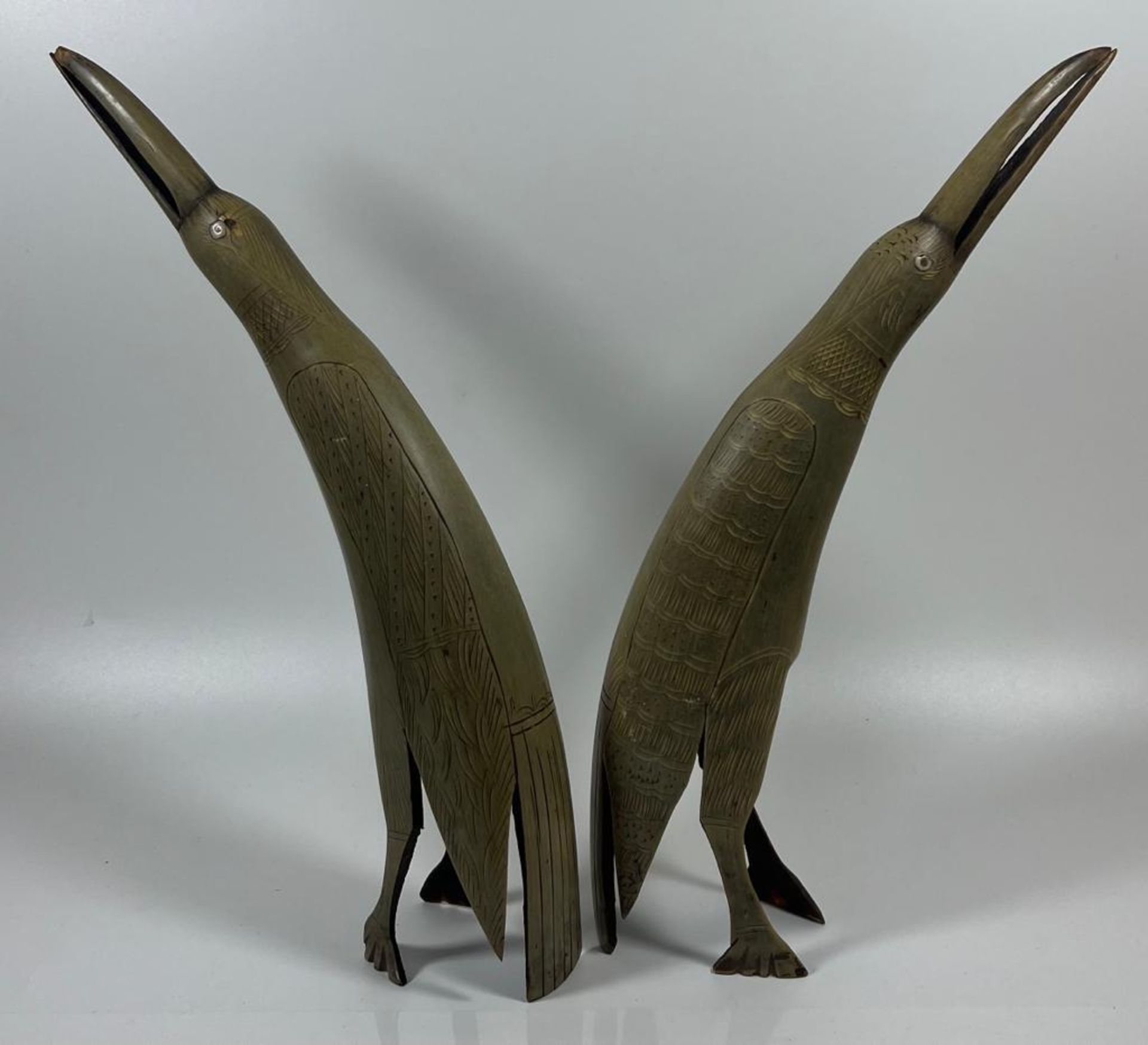 A PAIR OF VINTAGE HORN EFFECT BIRD FIGURES, HEIGHT 29 CM - Image 3 of 5