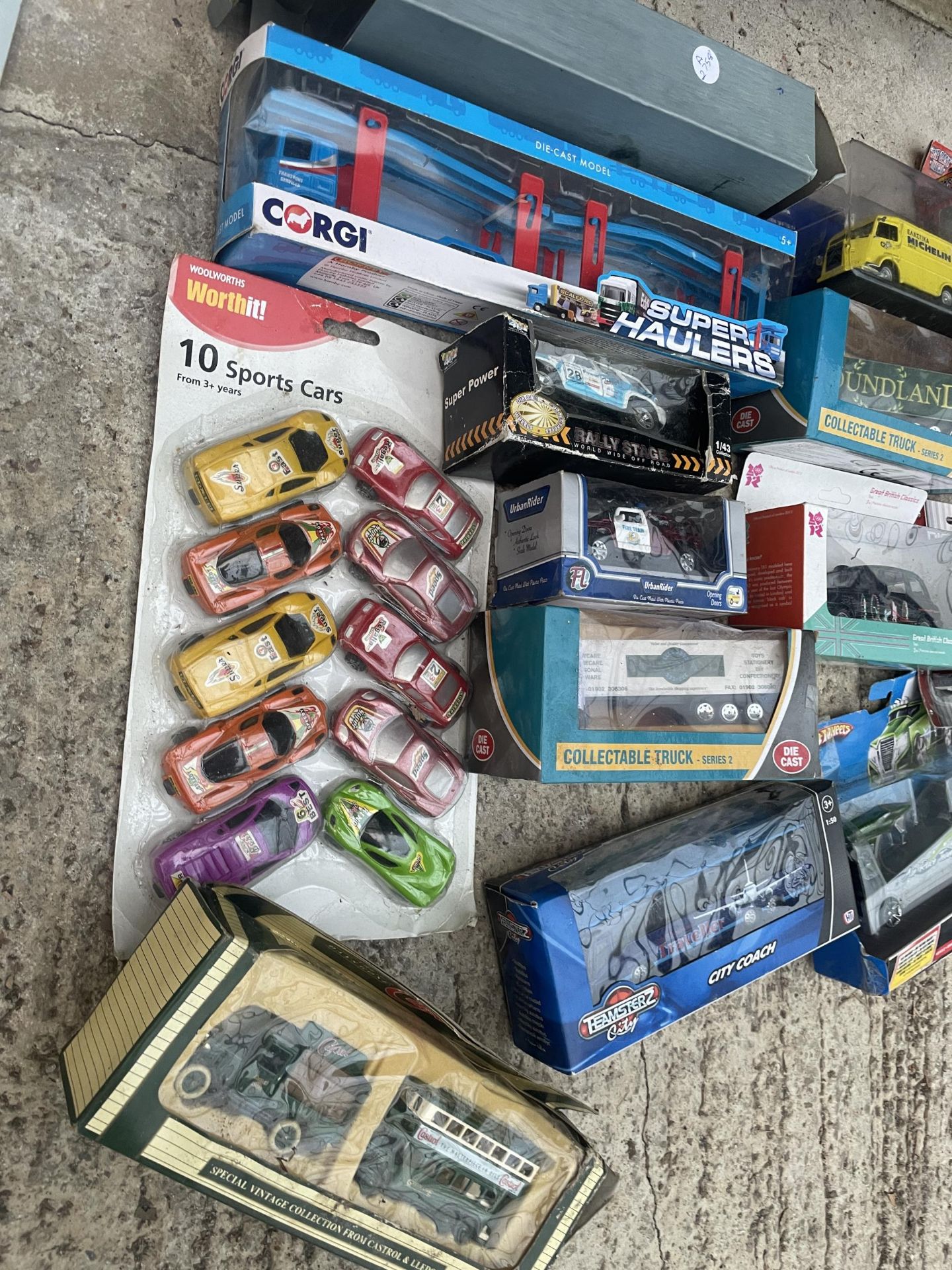 AN ASSORTMENT OF BOXED DIECAST TRUCKS AND CARS ETC - Bild 2 aus 2