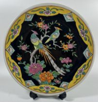 A VINTAGE CHINESE FAMILLE NOIRE CHARGER PLATE WITH BIRD AND FLORAL DESIGN, SEAL MARK TO BASE,