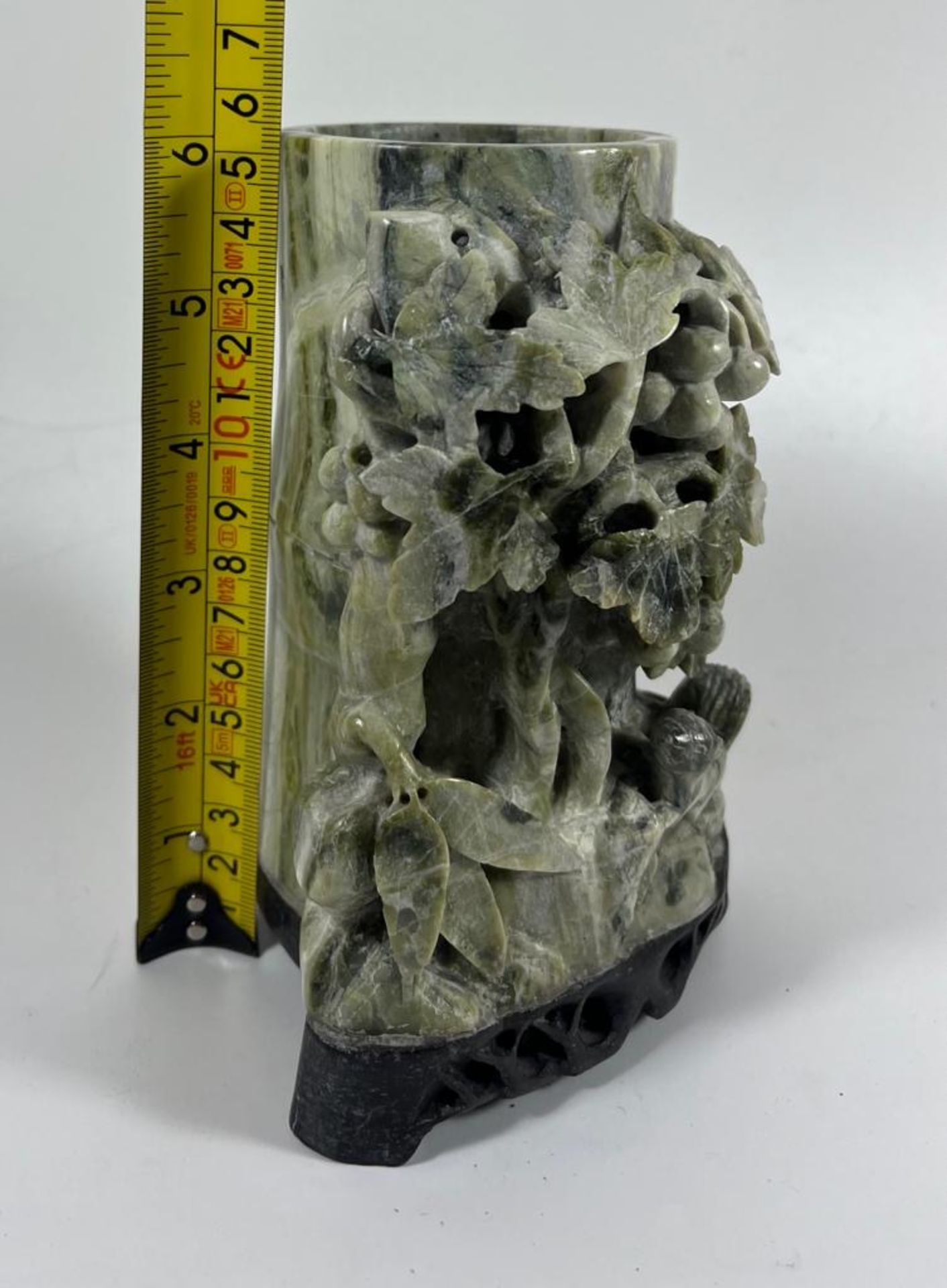 A CHINESE CARVED GREEN HARDSTONE VASE DESIGNED AS A BAMBOO POT, HEIGHT 16 CM - Bild 5 aus 5