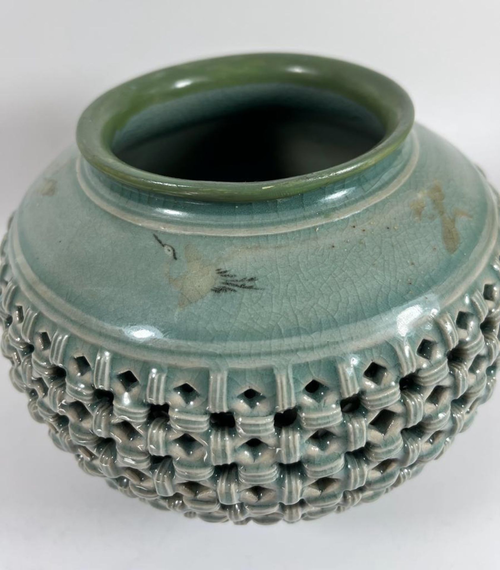 A MID 20TH CENTURY CHINESE KOREAN EXPORT RETICULATED POT / VASE, SIGNED, HEIGHT 15 CM - Bild 2 aus 5