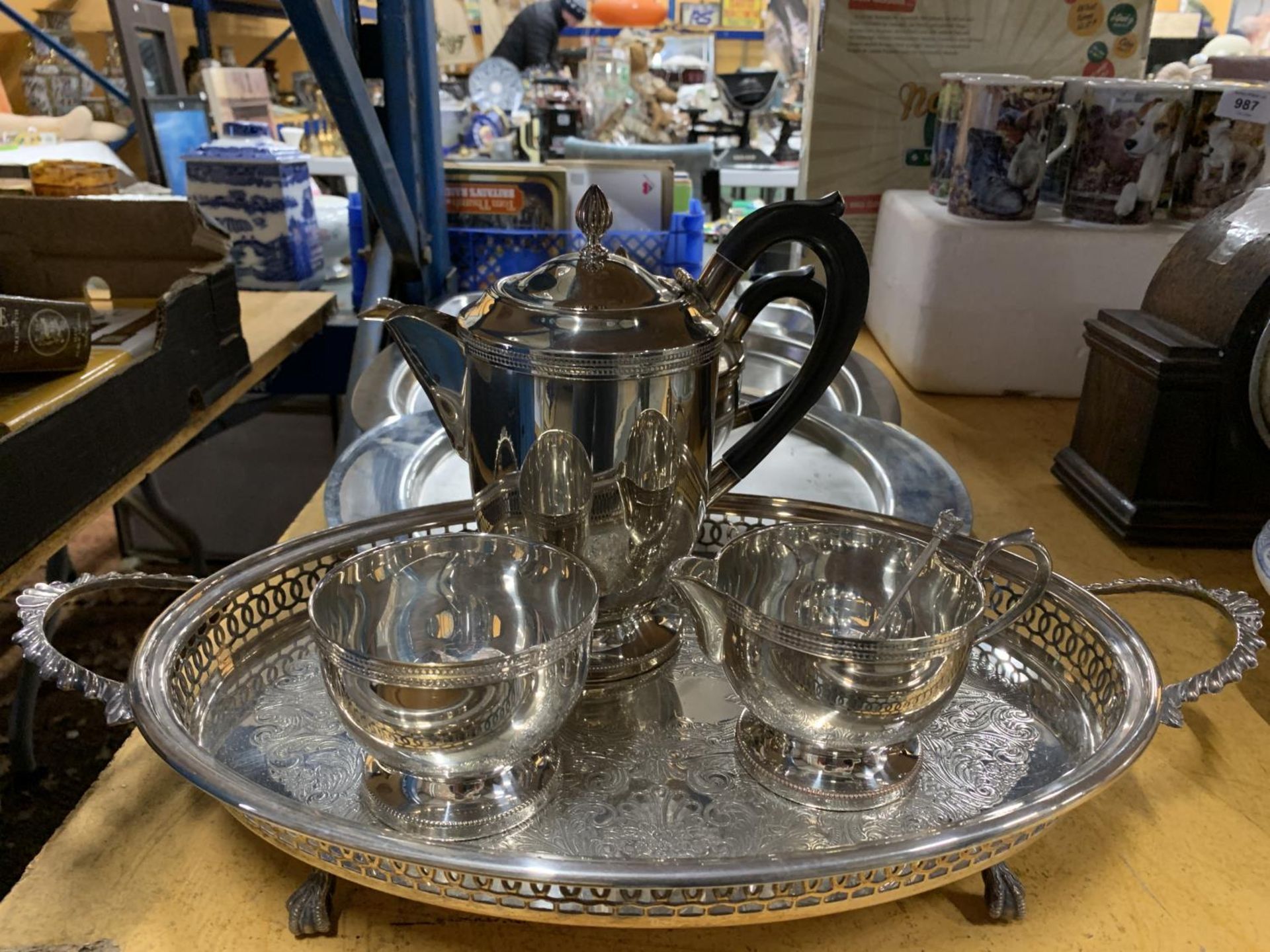 A SILVER PLATED TEA SET ON A TRAY AND THREE FURTHER STAINLESS STEEL TRAYS - Bild 5 aus 5