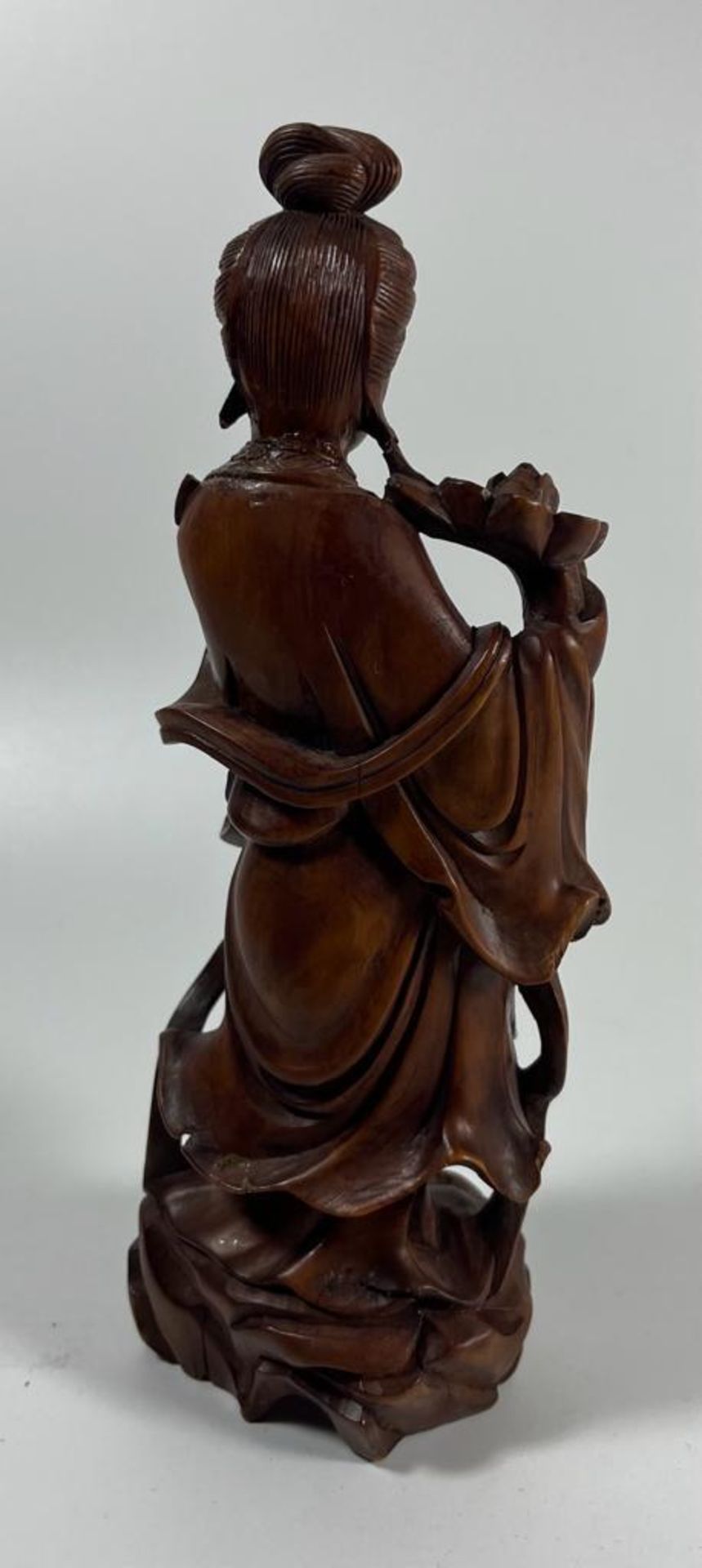 A CHINESE CARVED ROOTWOOD FIGURE OF A GEISHA GIRL, HEIGHT 19.5 CM - Image 3 of 4