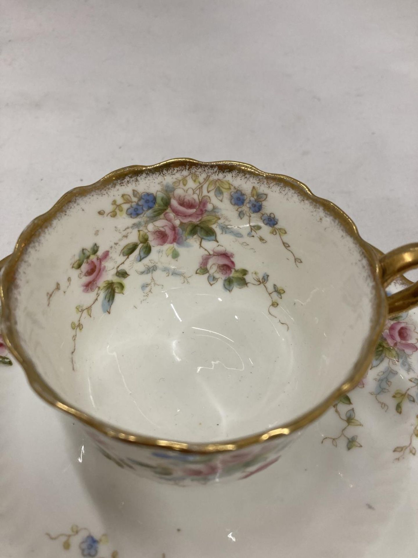 A VINTAGE PART TEASET TO INCLUDE A CAKE PLATE, CREAM JUG, SUGAR BOWL, CUPS, SAUCERS AND SIDE PLATES - Image 5 of 5