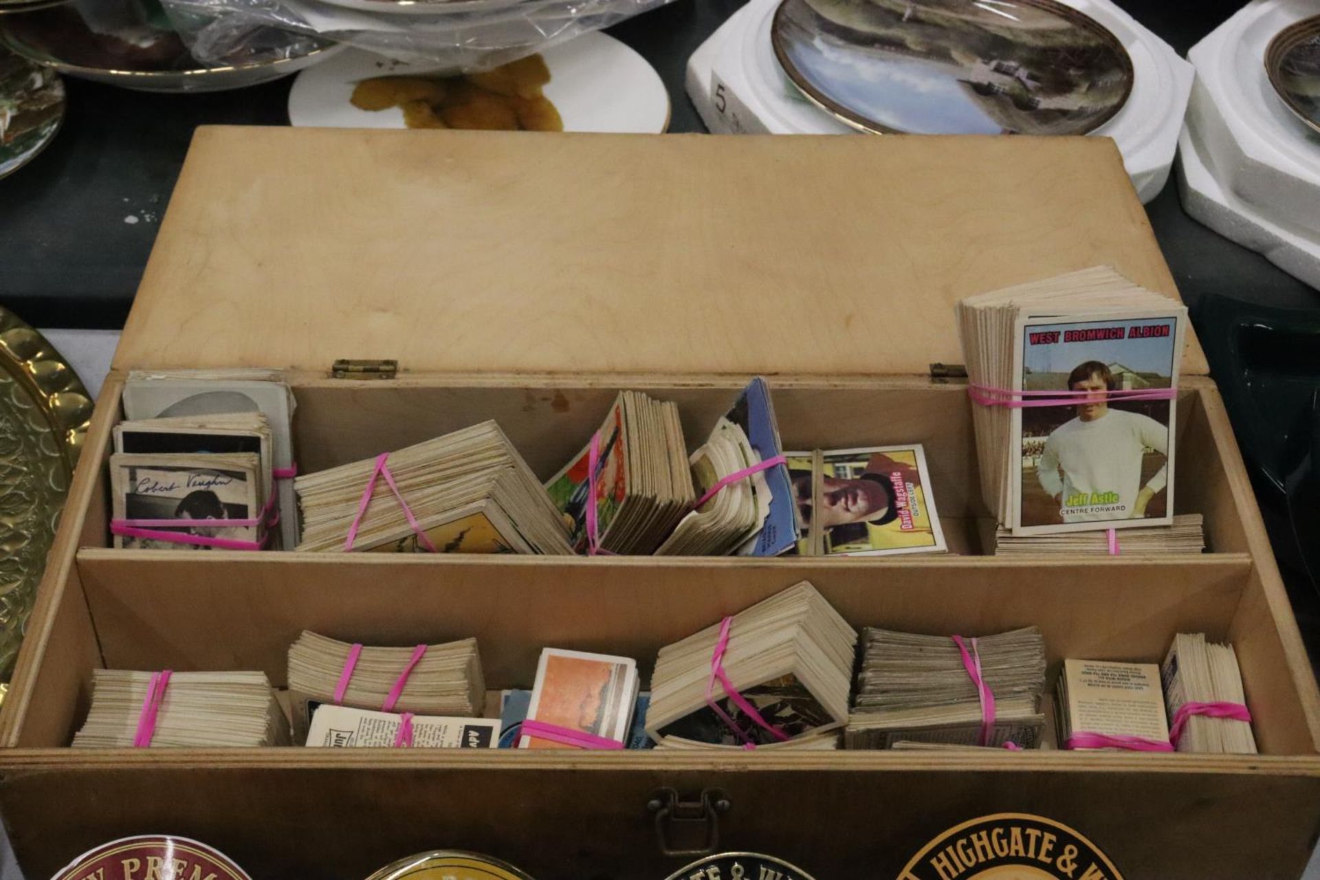 A WOODEN BOX CONTAINING A QUANTITY OF VINTAGE COLLECTABLE CARDS TO INCLUDE FOOTBALL, CIGARETTE