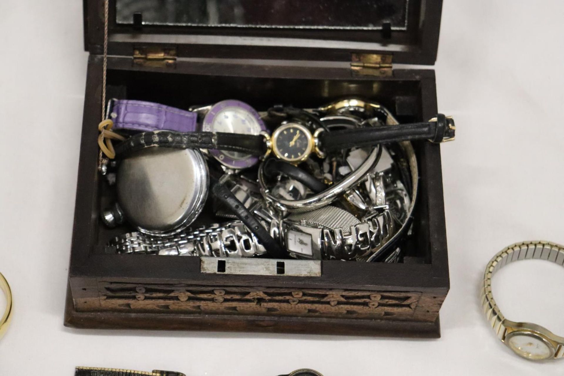 A QUANTITY OF WRISTWATCHES TO INCLUDE LIMIT - 8 IN TOTAL PLUS A CARVED WOODEN BOX WITH A QUANTITY OF - Image 5 of 8