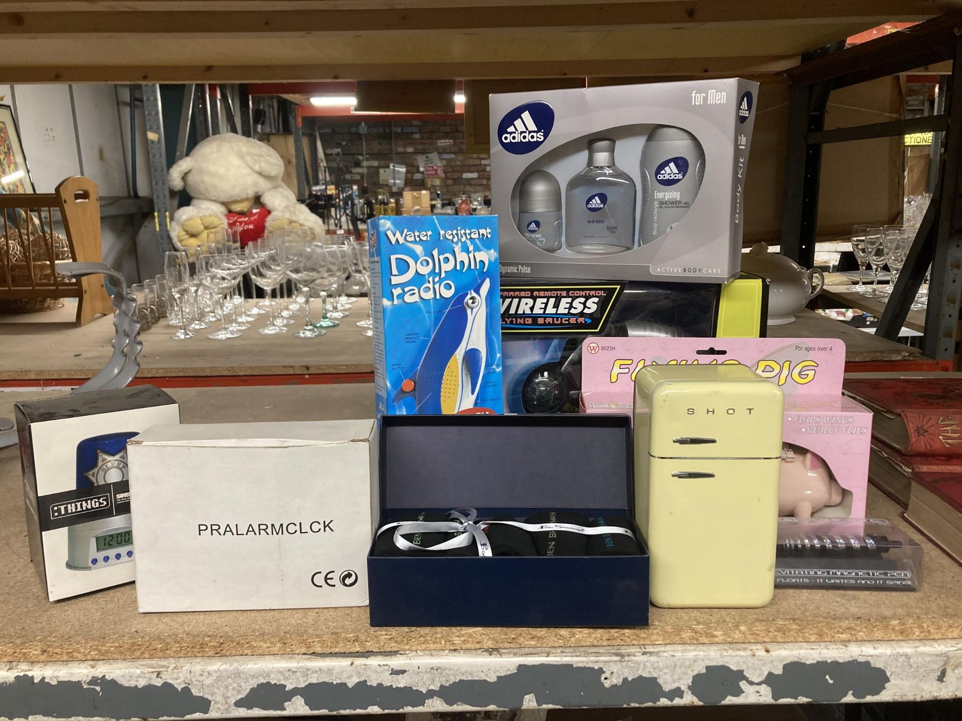 VARIOUS BOXED ITEMS TO INCLUDE A DOLPHIN RADIO, FLYING PIG, BEN SHERMAN SOCKS, FLYING SAUCER TEC