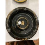 A VINTAGE WADE BLACK AND GOLD GUINNESS ASHTRAY IN VERY GOOD CONDITION