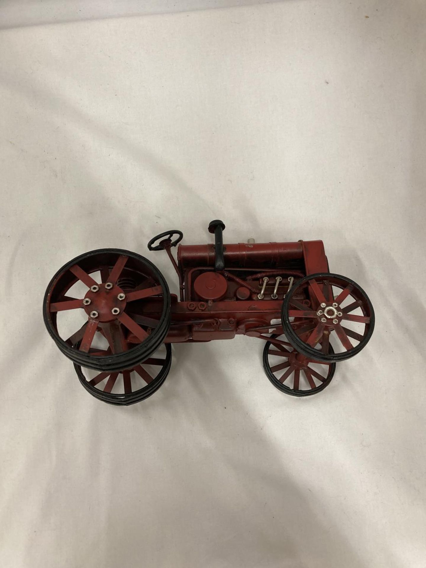 A TIN PLATE AND STEEL RED TRACTOR, HEIGHT 15CM, LENGTH 25CM - Image 4 of 5