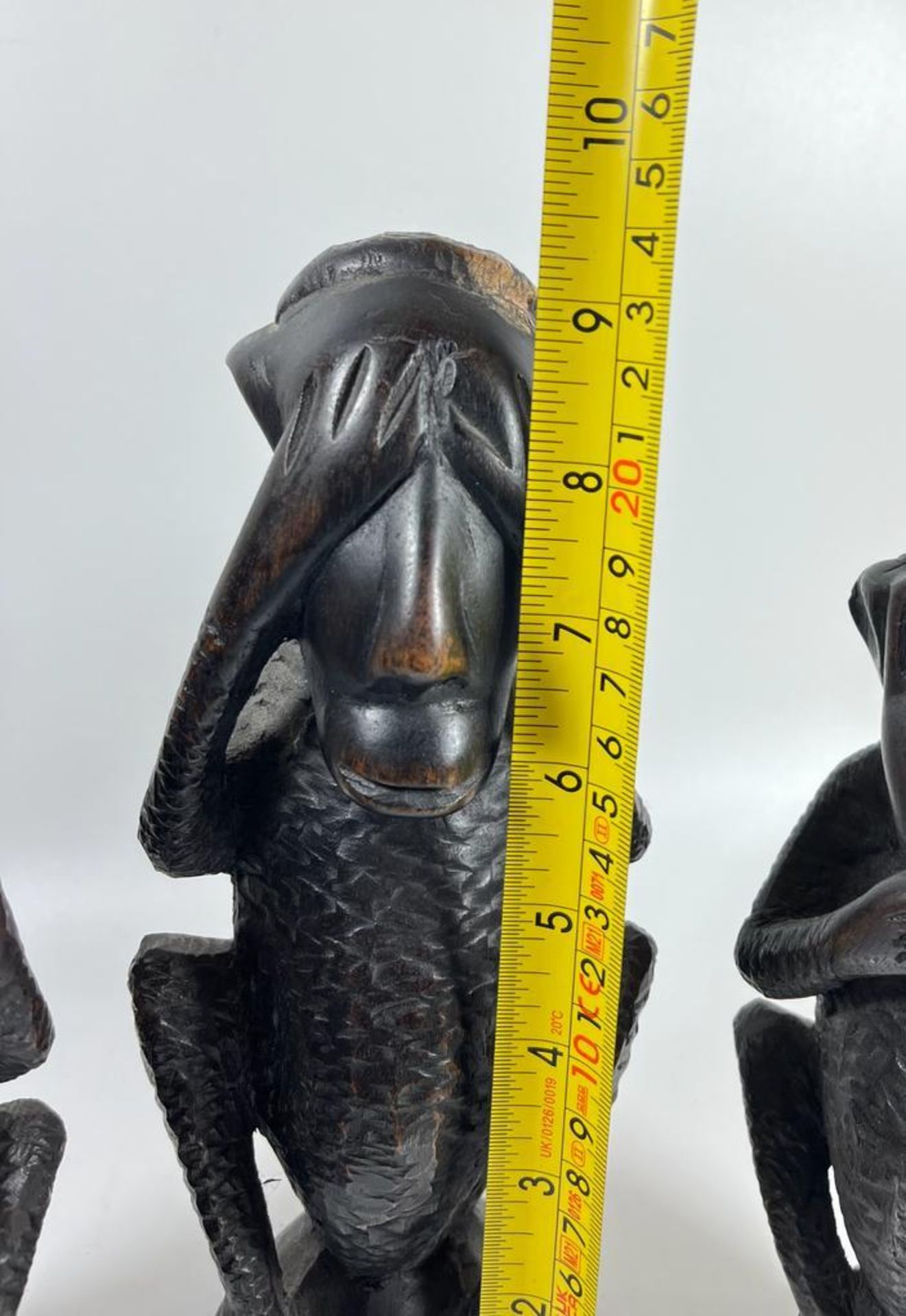 A SET OF THREE AFRICAN TRIBAL CARVED HARDWOOD EBONY EFFECT 'SPEAK NO, HEAR NO, SEE NO EVIL' MONKEYS, - Bild 6 aus 6