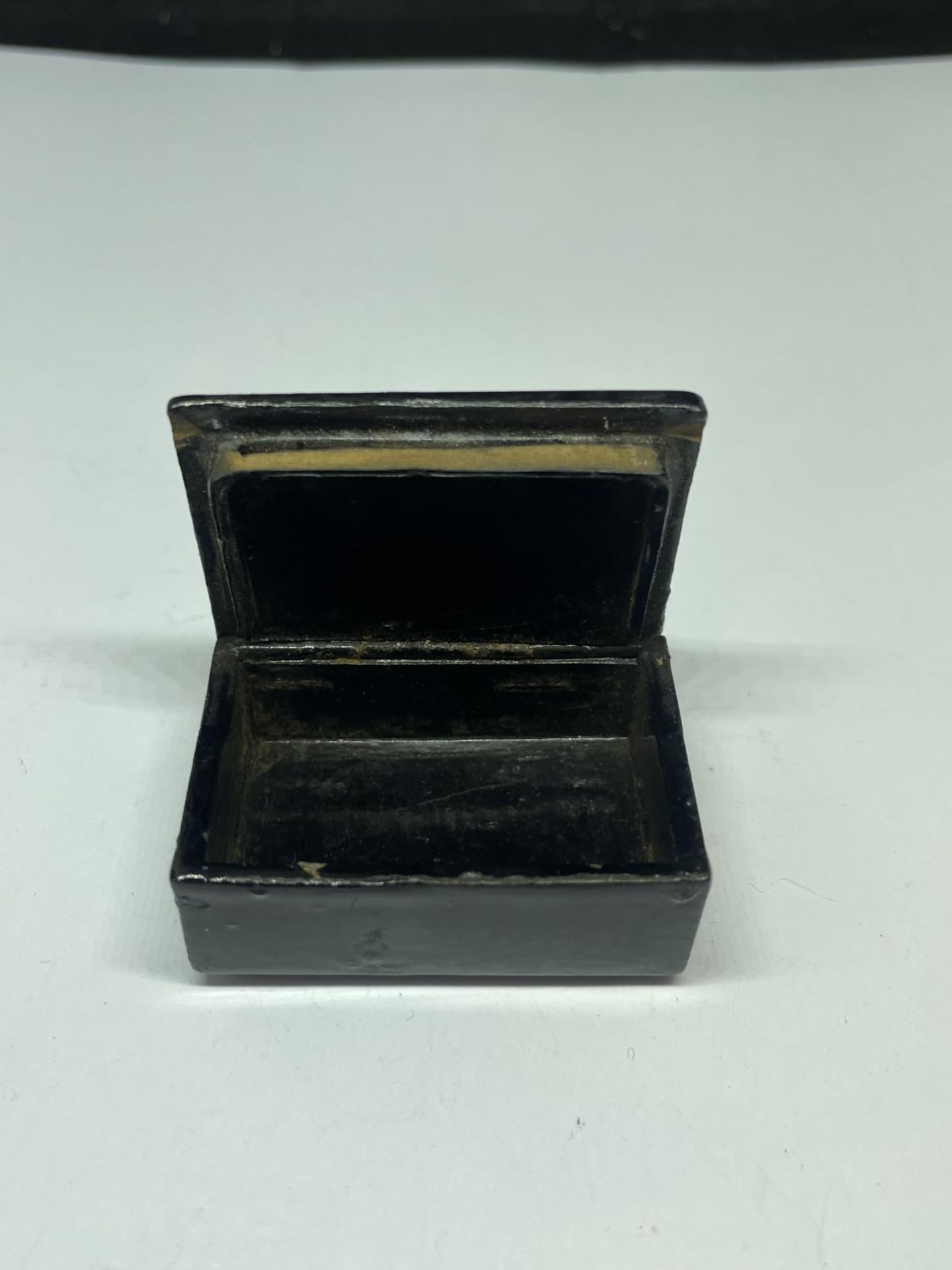 A GEORGIAN PILL BOX - Image 2 of 3