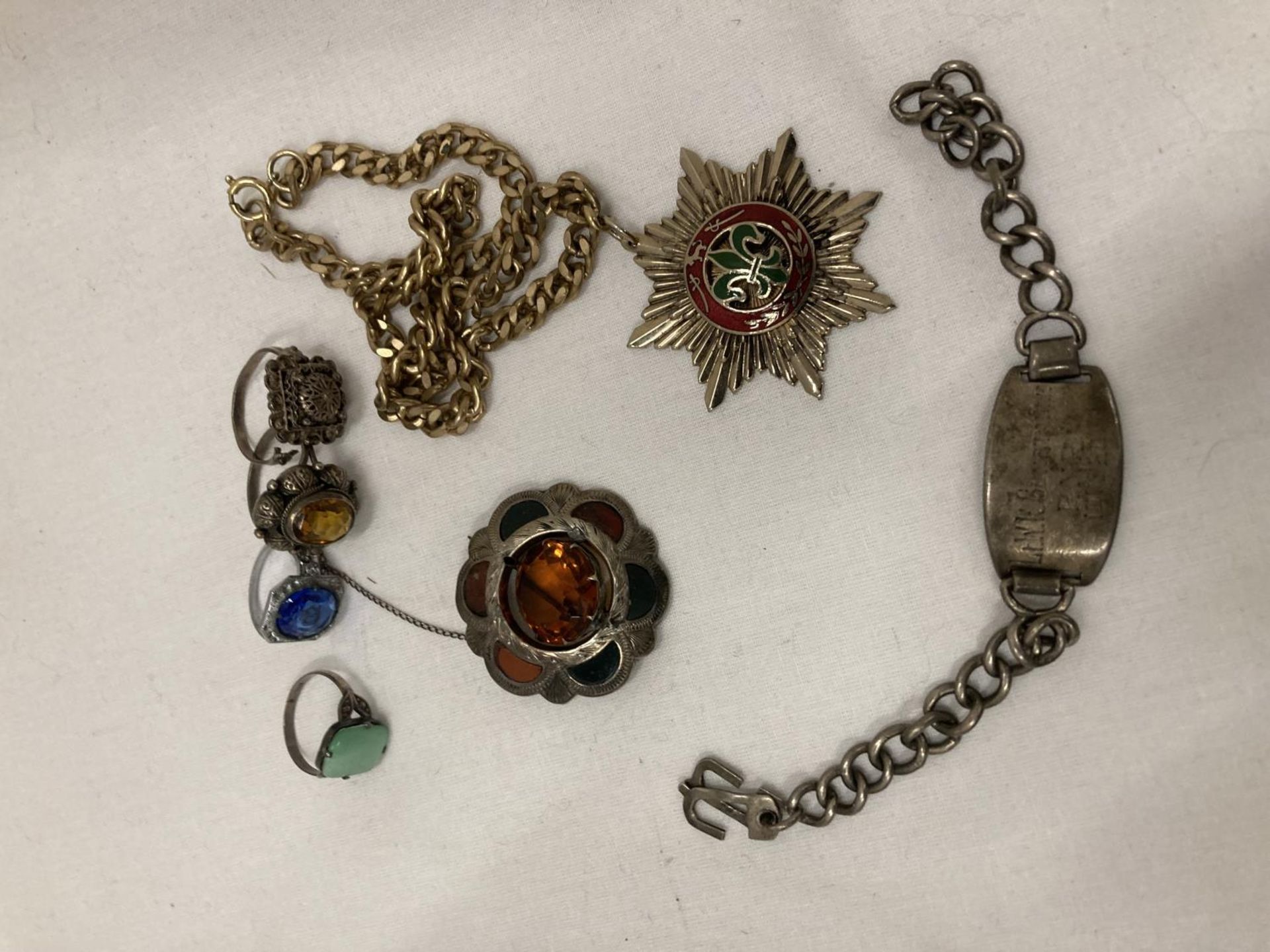 A QUANTITY OF VINTAGE COSTUME JEWELLERY TO INCLUDE A BROOCH, RINGS, CUFFLINKS, NECKLACE, ETC - Bild 5 aus 5