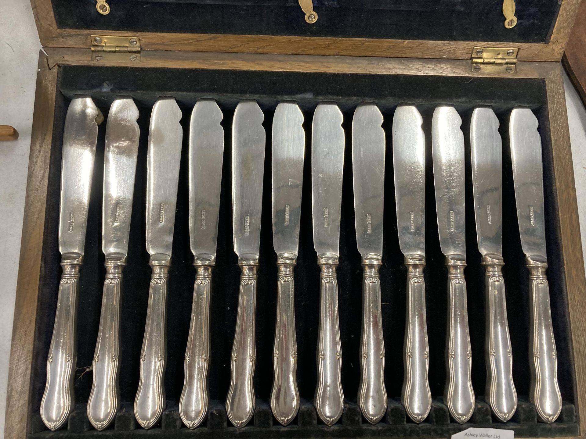 A CASED CANTEEN OF FISH KNIVES AND FORKS - Bild 3 aus 4