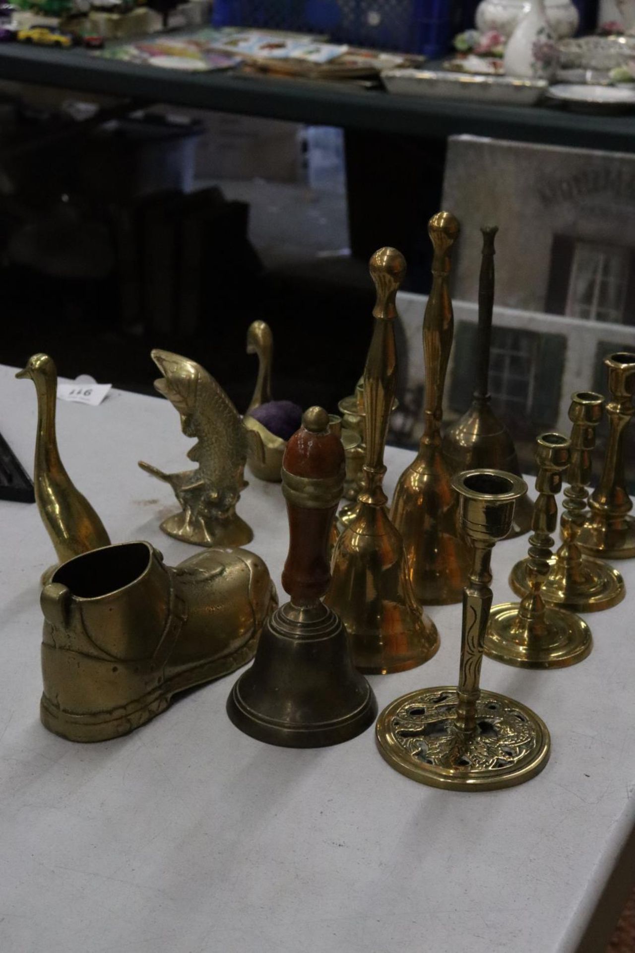 A QUANTITY OF BRASSWARE TO INCLUDE FOUR BELLS, SWAN PIN CUSHION, CANDLESTICKS, ETC., - Bild 4 aus 6