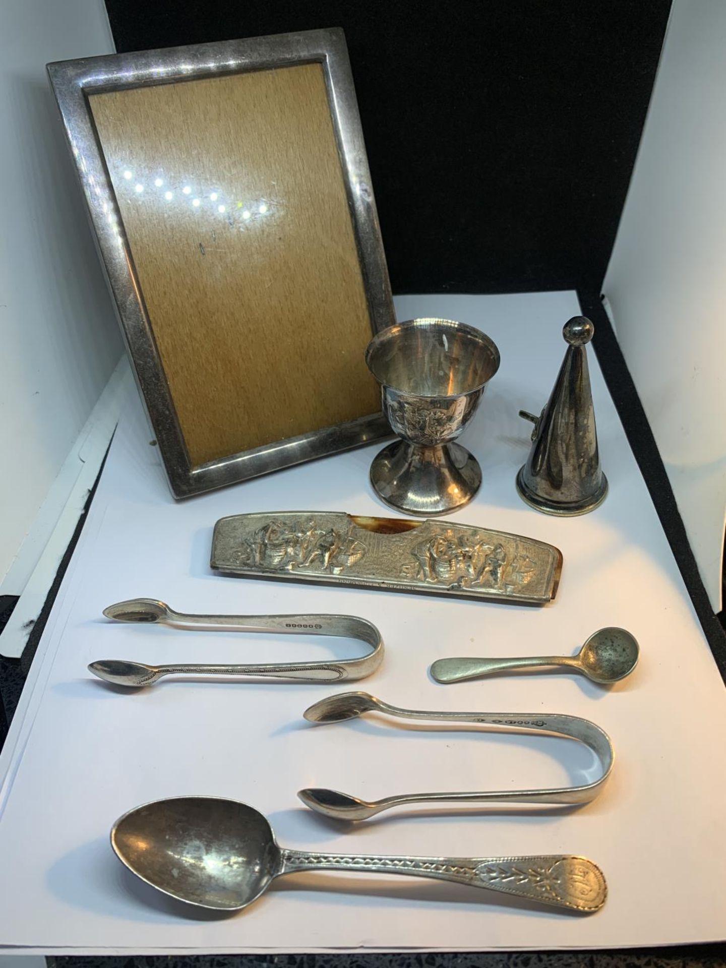 A QUANTITY OF ITEMS TO INCLUDE A SILVER SPOON AND SILVER PLATED FRAME, EGG CUP, SNUFFER, FLATWARE