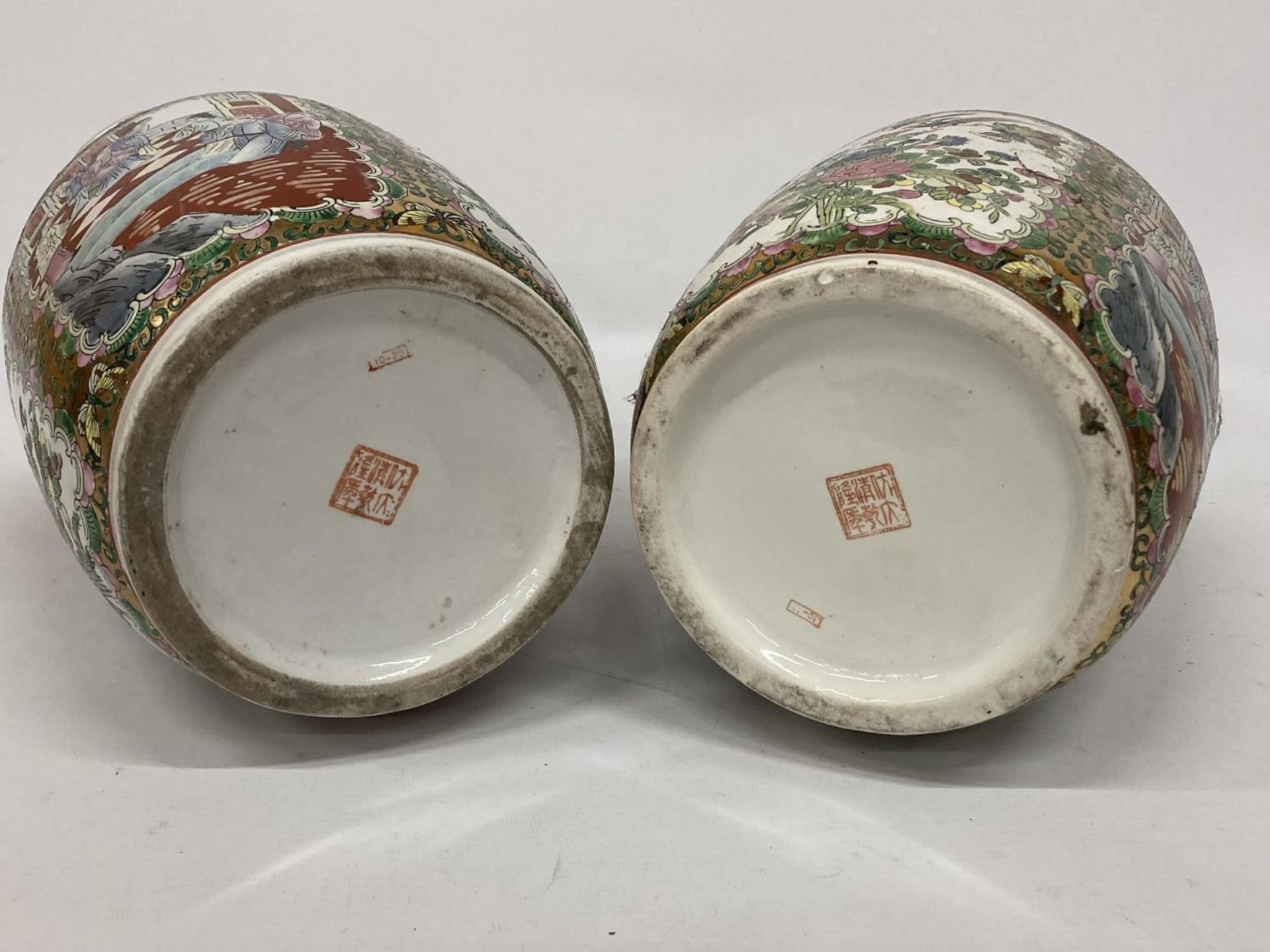 A LARGE PAIR OF CHINESE FAJMILLE ROSE VASES WITH LIZARD MOULDED NECK AND LION HANDLES - Bild 7 aus 7