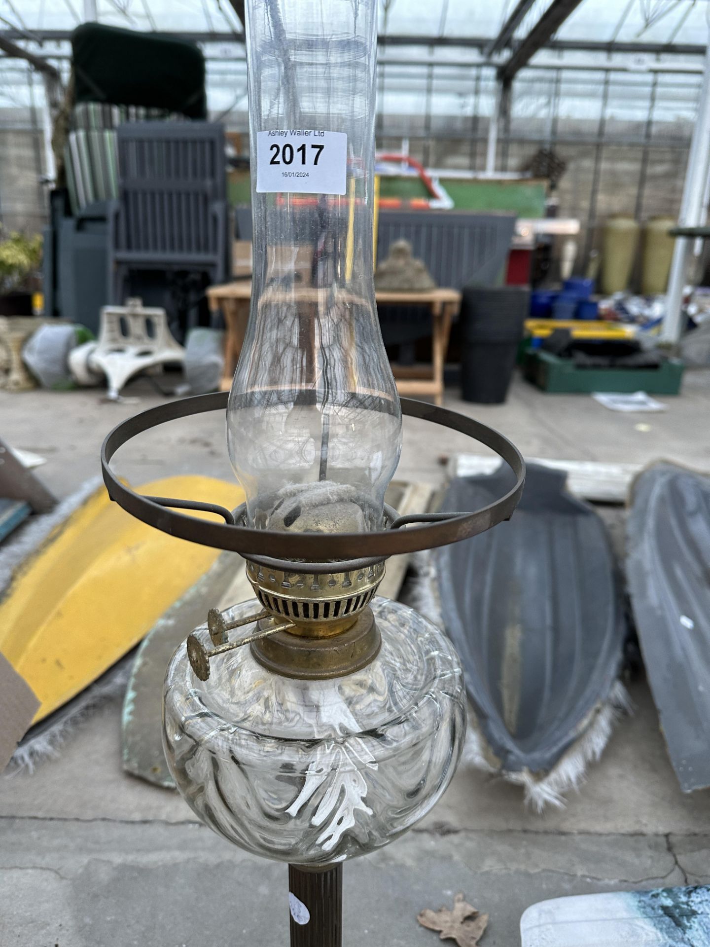 A VINTAGE BRASS OIL LAMP WITH GLASS FUNNEL - Image 3 of 3