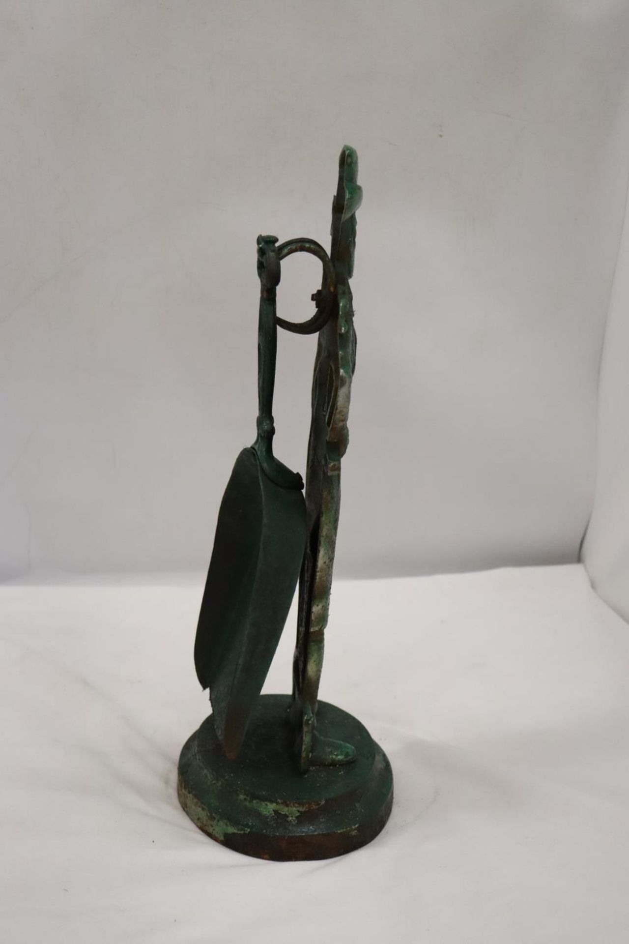 A VINTAGE CAST DOORSTOP WITH A SHOVEL - Image 3 of 6