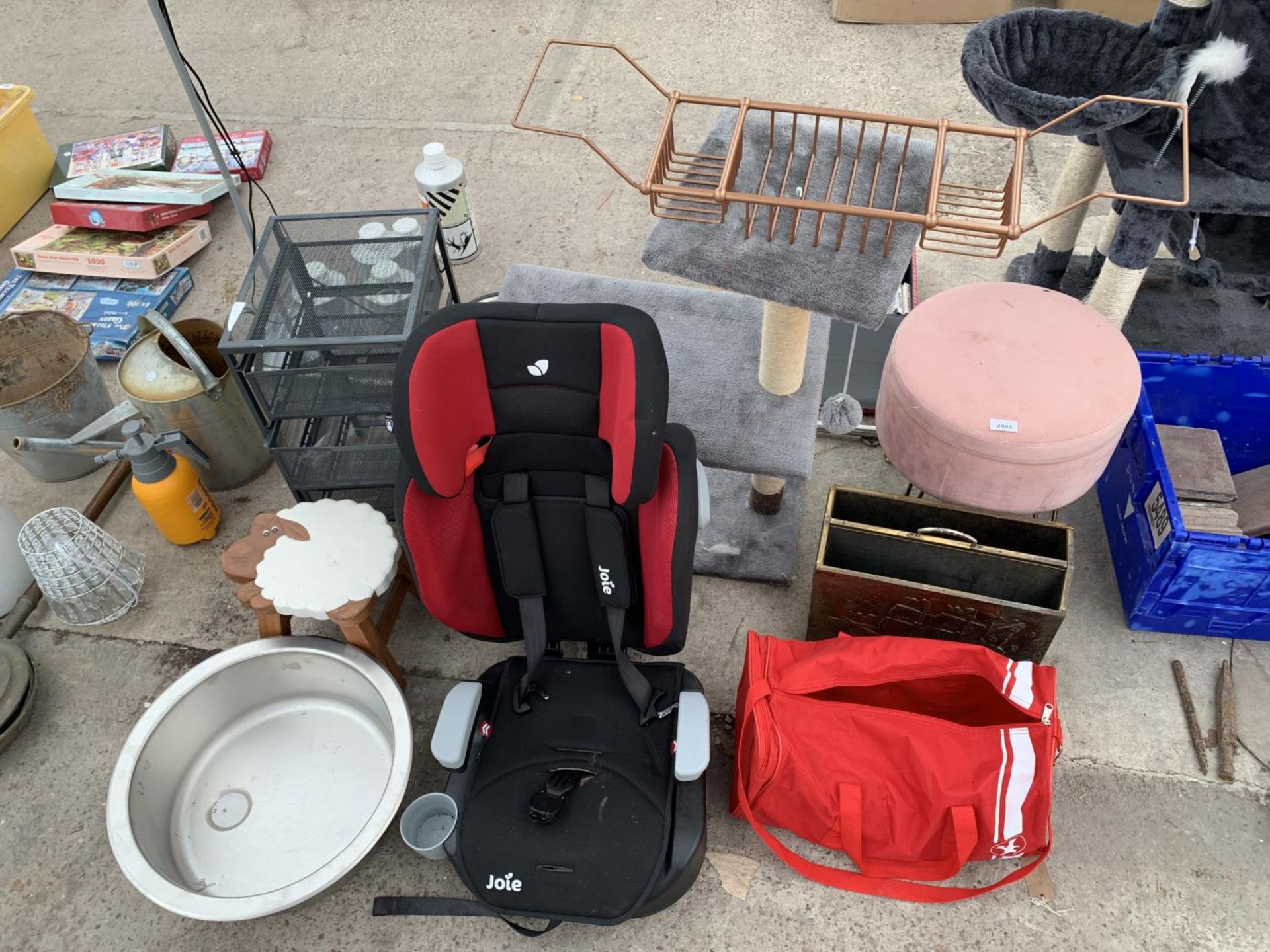 A COLLECTION OF HOUSEHOLD ITEMS TO INCLUDE, STOOLS, CAR SEAT, ETC