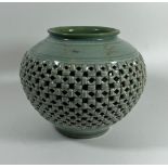 A MID 20TH CENTURY CHINESE KOREAN EXPORT RETICULATED POT / VASE, SIGNED, HEIGHT 15 CM