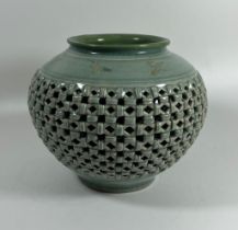 A MID 20TH CENTURY CHINESE KOREAN EXPORT RETICULATED POT / VASE, SIGNED, HEIGHT 15 CM