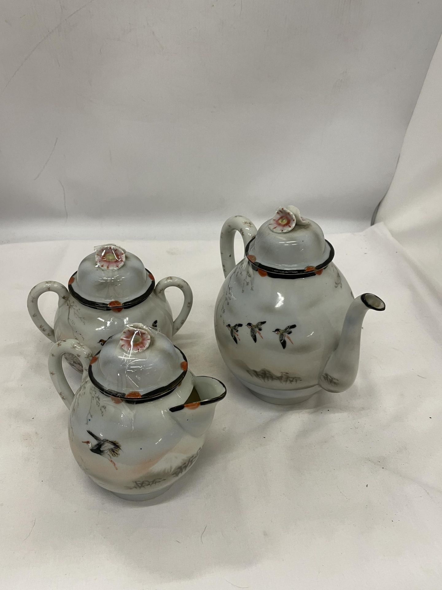 AN ORIENTAL TEAPOT, CREAM JUG AND SUGAR BOWL - Image 2 of 3