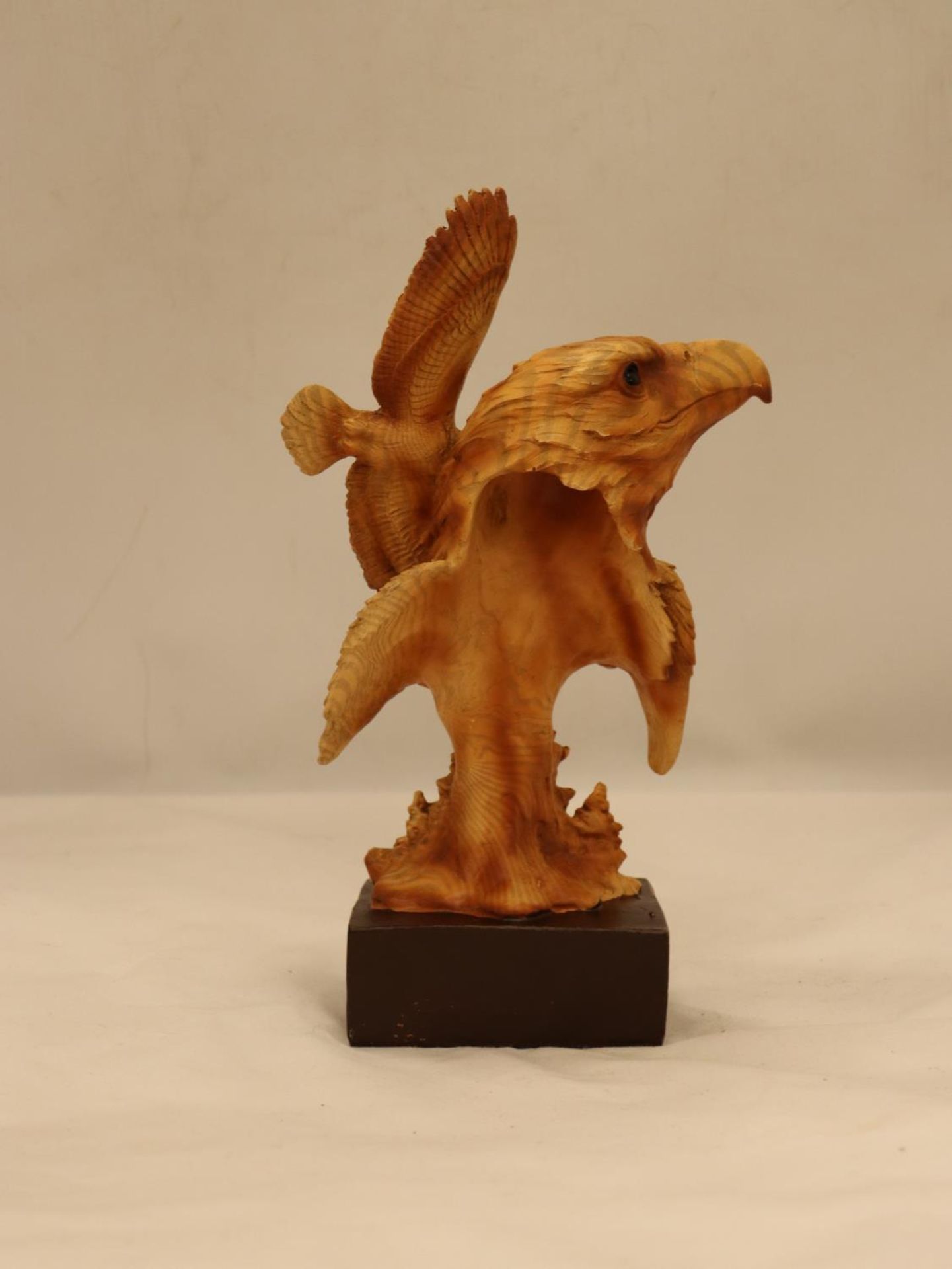 A WOODEN CARVED EAGLE'S HEAD ON A PLINTH, HEIGHT 25CM - Bild 2 aus 3