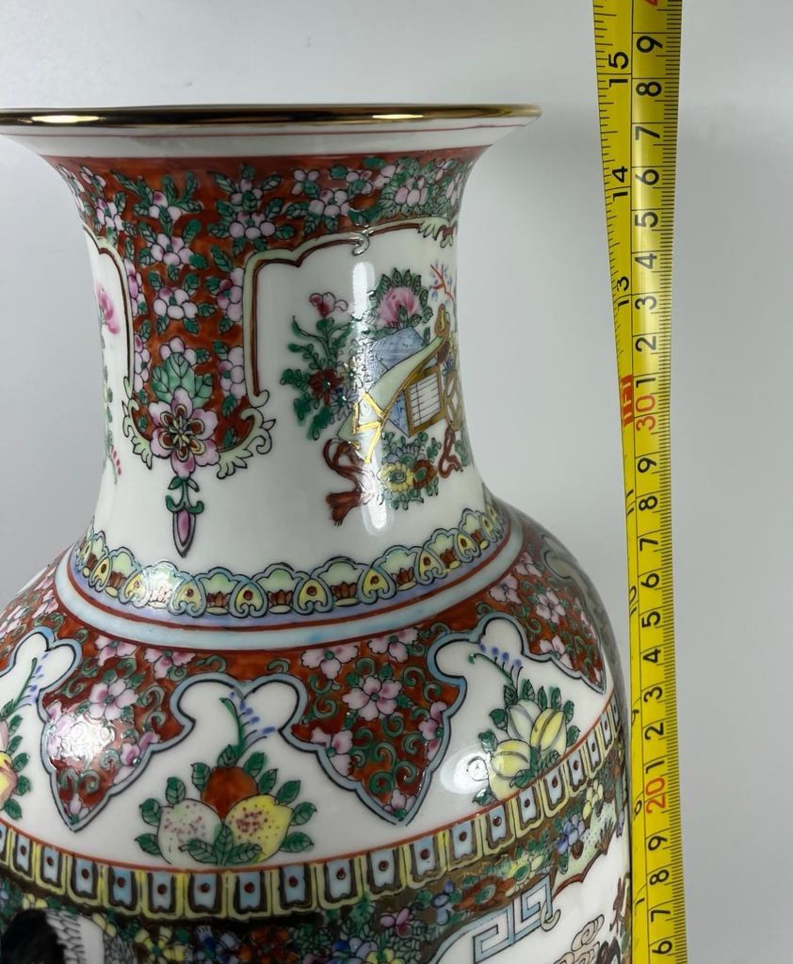 A LARGE CHINESE CANTON FAMILLE ROSE DESIGN VASE, HEIGHT 38CM - Image 5 of 5