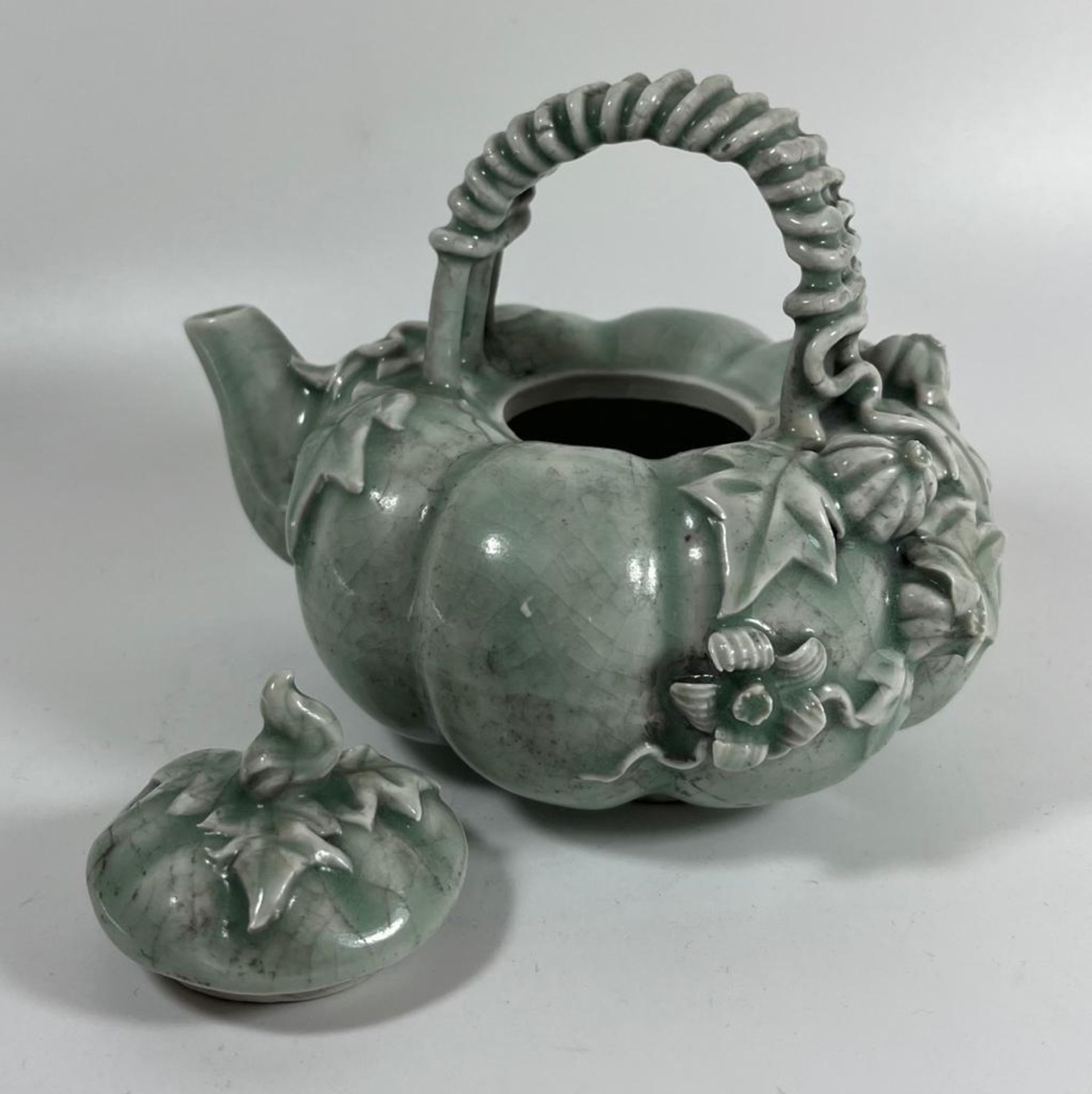 A CHINESE CELADON GLAZE TEAPOT WITH BRAIDED DESIGN HANDLE, HEIGHT 11 CM - Image 3 of 6