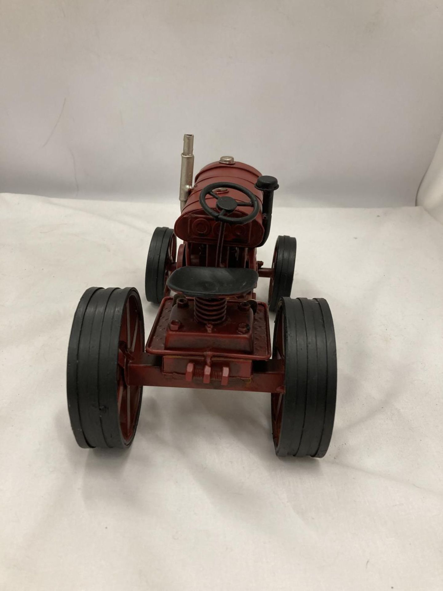 A TIN PLATE AND STEEL RED TRACTOR, HEIGHT 15CM, LENGTH 25CM - Image 3 of 5