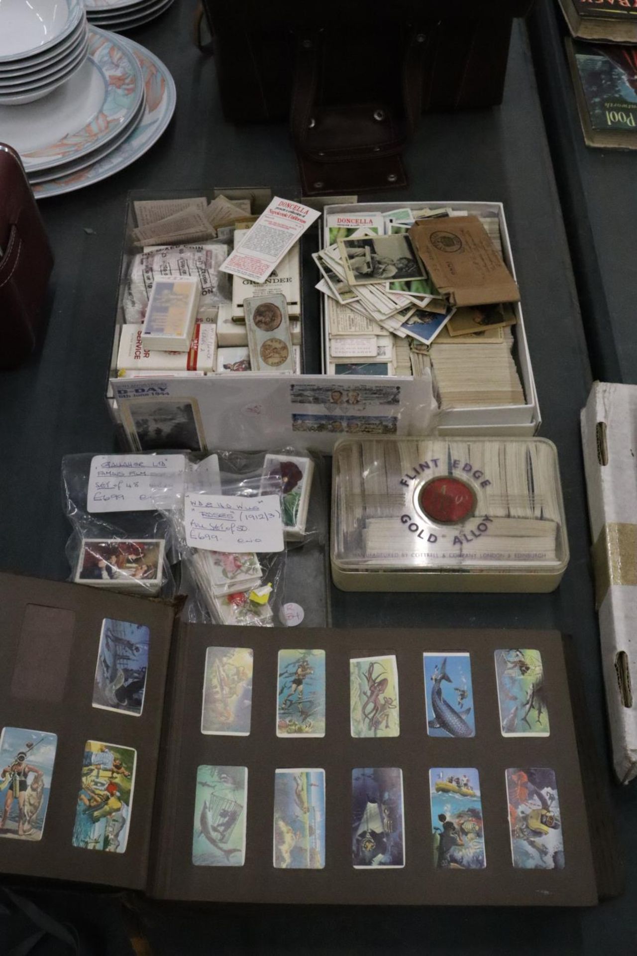 A LARGE QUANTITY OF LOOSE CIGARETTE CARDS TOGETHER WITH A VINTAGE ALBUM - Bild 6 aus 10