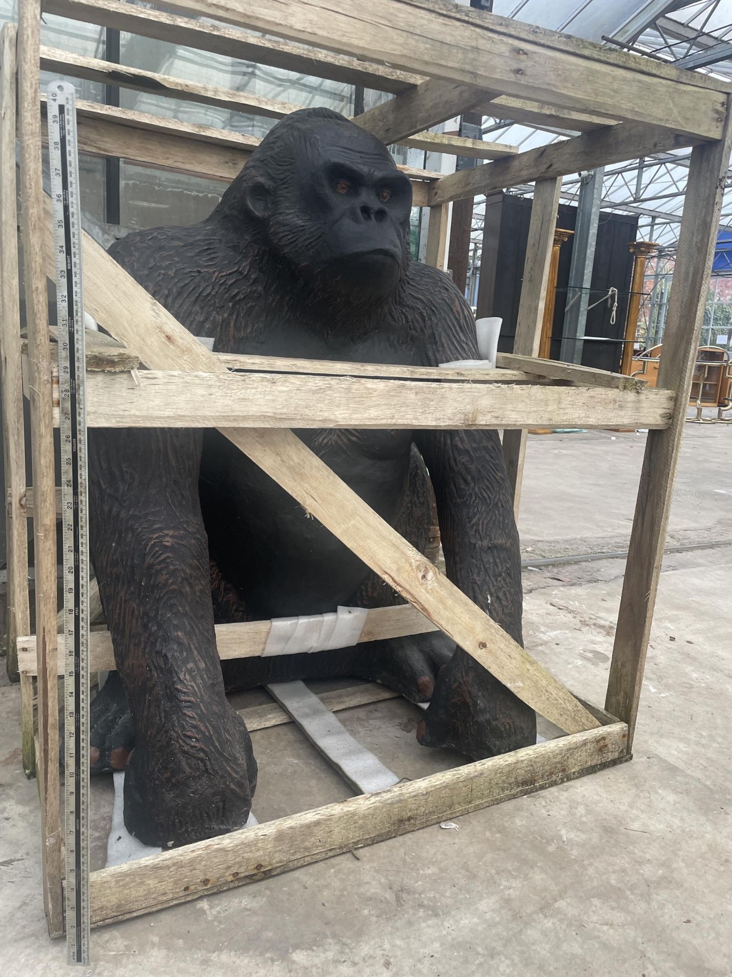 A LARGE FIBRE GLASS GORILLA GARDEN FEATURE (H:116CM W:96CM D:85CM) - Image 2 of 6