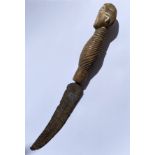 A VINTAGE AFRICAN TRIBAL CEREMONIAL DAGGER WITH CARVED WOODEN HANDLE WITH FACE DESIGN, LENGTH 28 CM