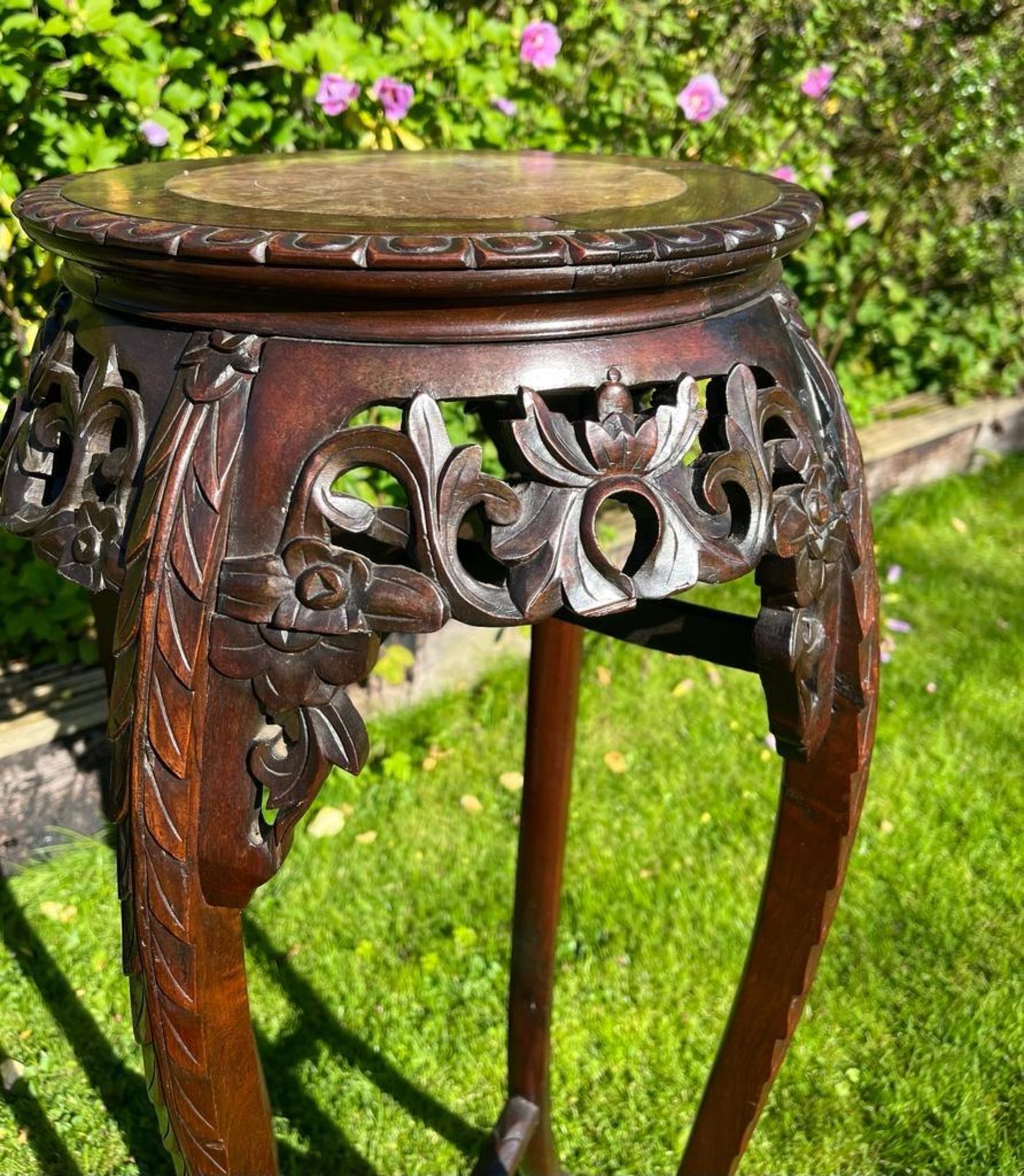 A TALL CHINESE QING 19TH CENTURY CARVED ROSEWOOD JARDINIERE STAND WITH MARBLE TOP, HEIGHT 91CM - Bild 4 aus 5