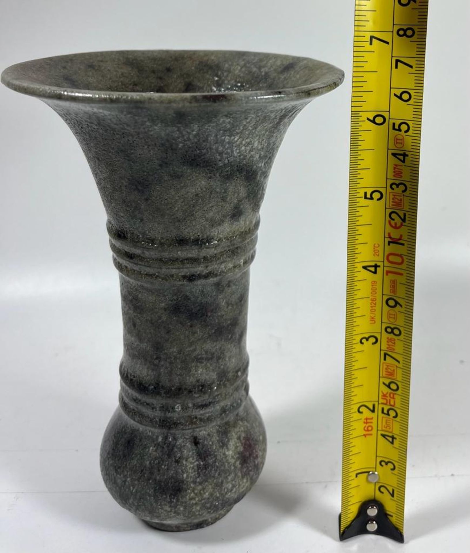 AN UNUSUAL CHINESE PORCELAIN GU FORM TRUMPET VASE, HEIGHT 16.5CM - Image 4 of 4