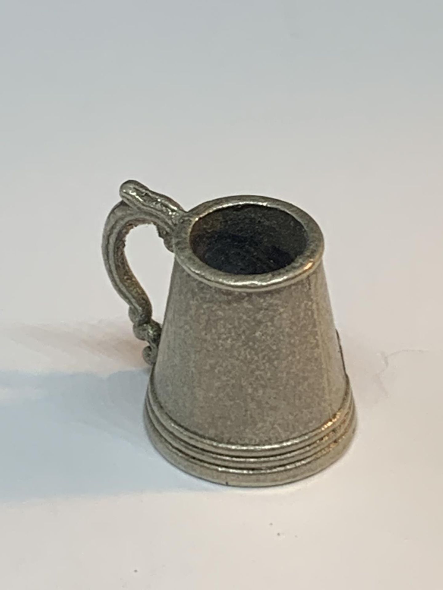 THREE VINTAGE ADVERTISING ITEMS TO INCLUDE A CRAWFORDS BISCUITS BADGE, A WHITBREAD MINIATURE TANKARD - Image 4 of 5
