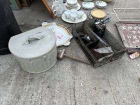 AN ASSORTMENT OF VINTAGE ITEMS TO INCLUDE A TRAY, TINS AND A SIGN ETC