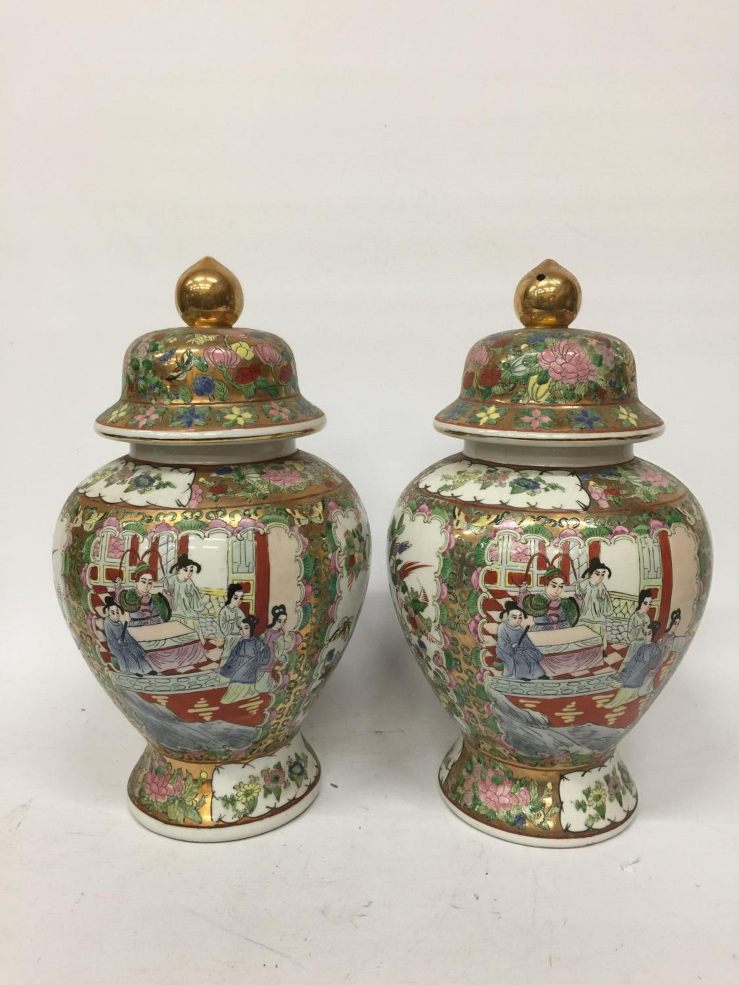 A PAIR OF LARGE CANTON FAMILLE ROSE TEMPLE JARS - APPROX 38 CM BOTH A/F - Bild 3 aus 5