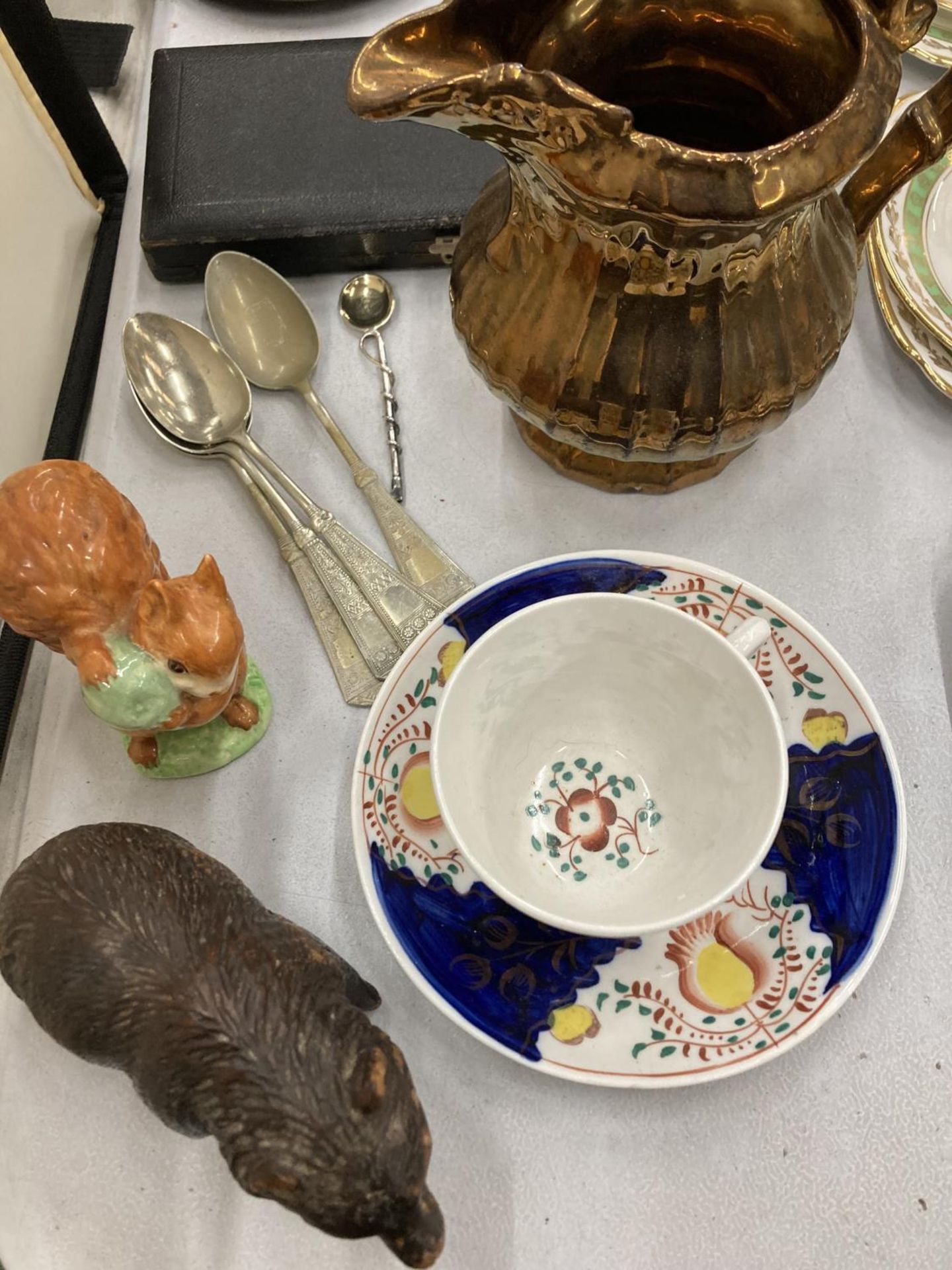 A MIXED LOT TO INCLUDE A GAUDY WELSH CUP AND SAUCER, BLACK FOREST STYLE BEAR, LUSTRE JUG, BOXED SHOE - Image 5 of 5