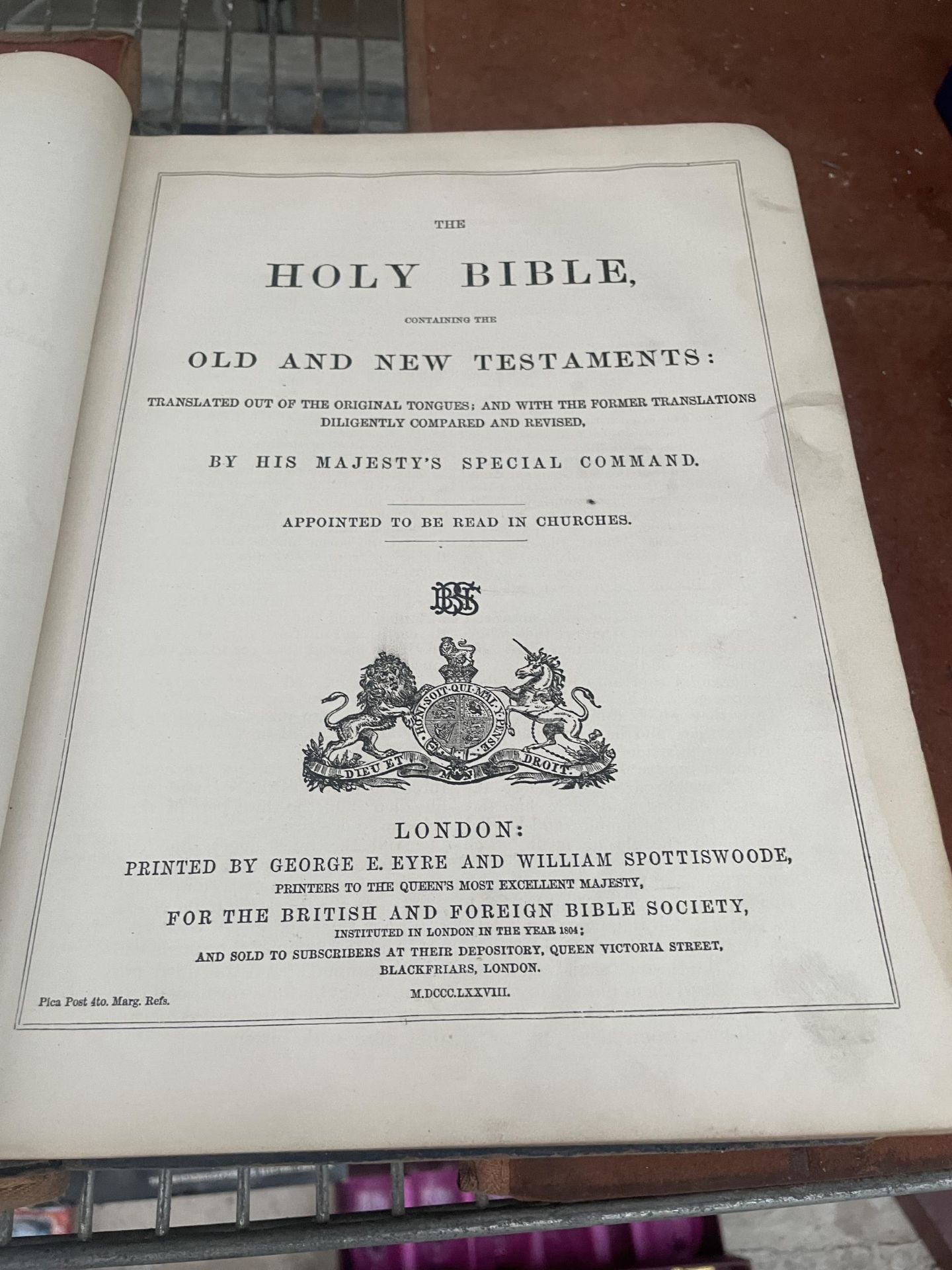 A VINTAGE LEATHER BOUND HOLY BIBLE - Image 5 of 7