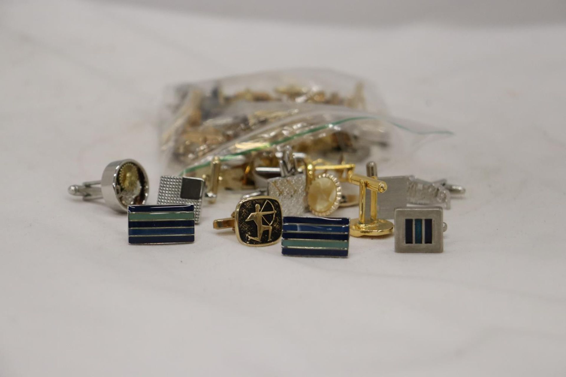 A QUANTITY OF ASSORTED CUFFLINKS - Image 2 of 5