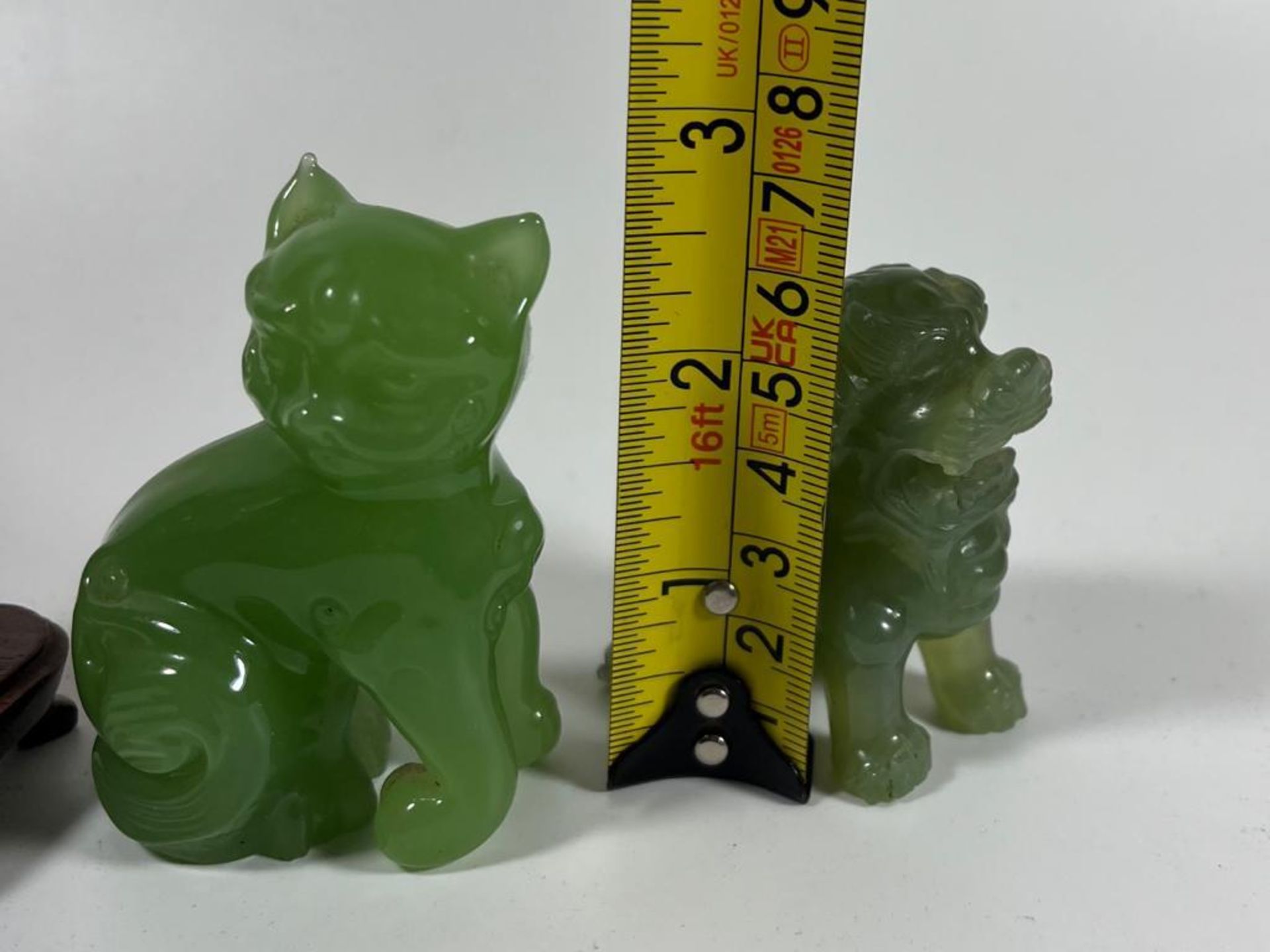 THREE JADE STYLE HARDSTONE ITEMS - PAIR OF CARVED FOO DOGS, ONE ON WOODEN BASE AND A CAT, HEIGHT 7 - Image 4 of 5