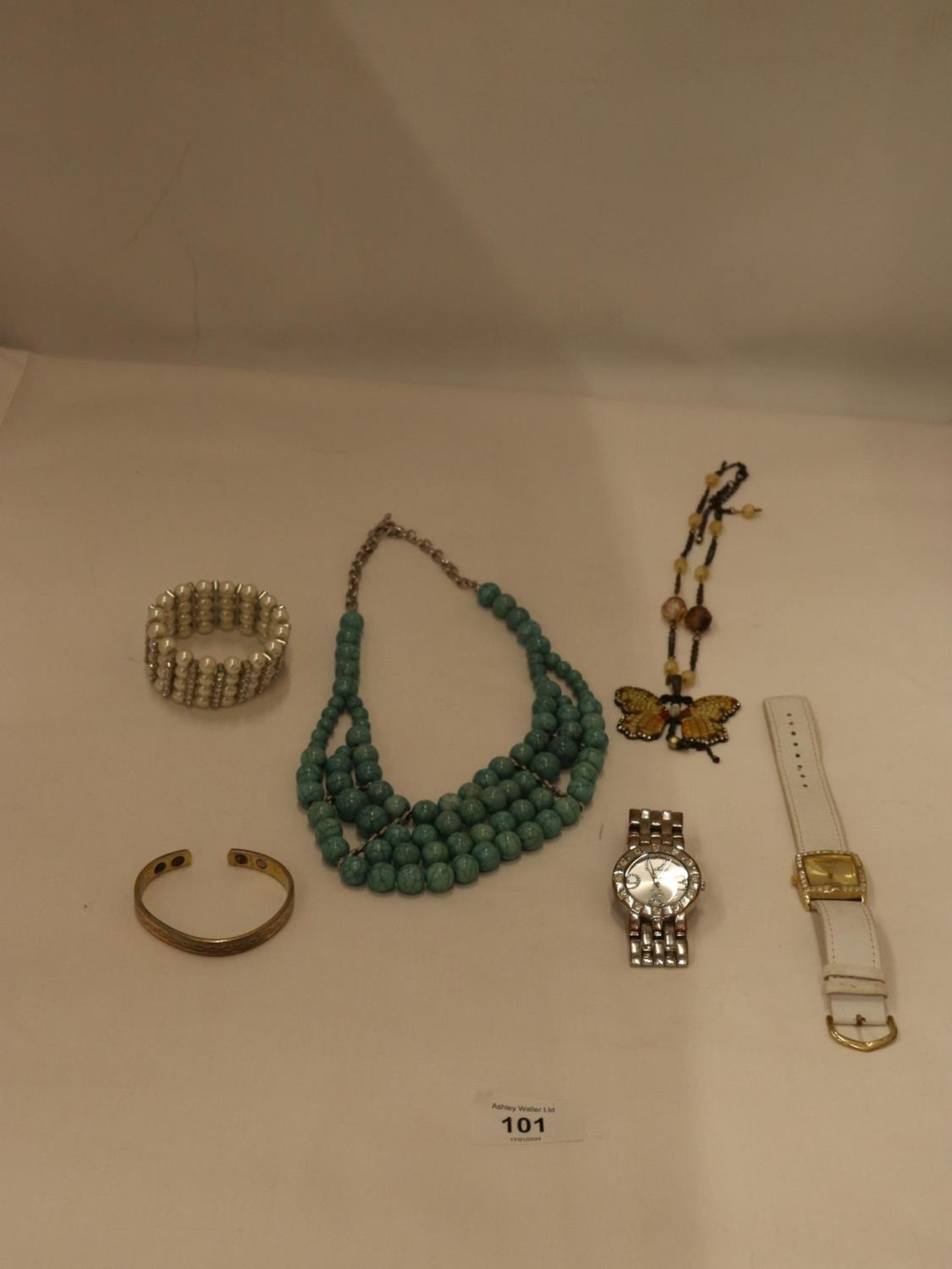 A QUANTITY OF COSTUME JEWELLERY IN A GLASS TOPPED DISPLAY CASE - Bild 5 aus 8