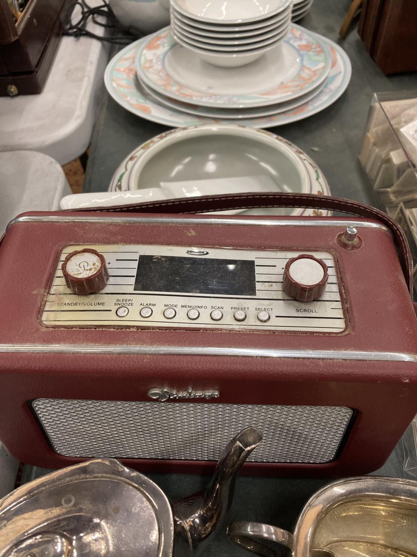 A MIXED LOT TO INCLUDE A VINTAGE RADIO, SILVER PLATE TEAPOT AND SUGAR BOWL, KODAK "BROWNIE" VECTA - Image 5 of 6