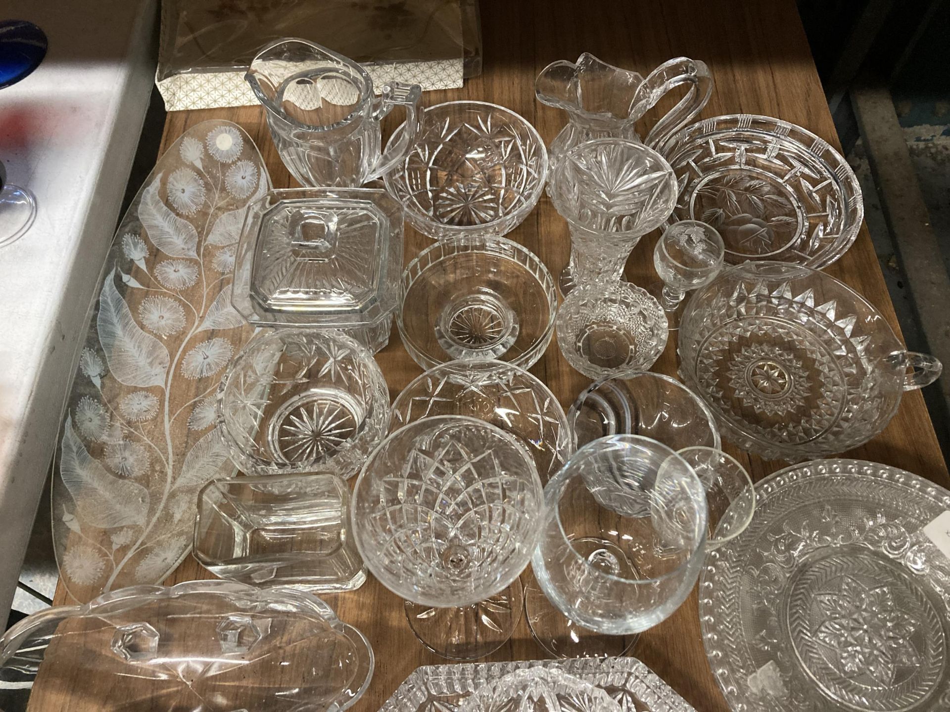 A LARGE QUANTITY OF GLASSWARE TO INCLUDE GLASSES, BOWLS, TRAYS, CANDLEHOLDERS, ETC., - Image 4 of 4